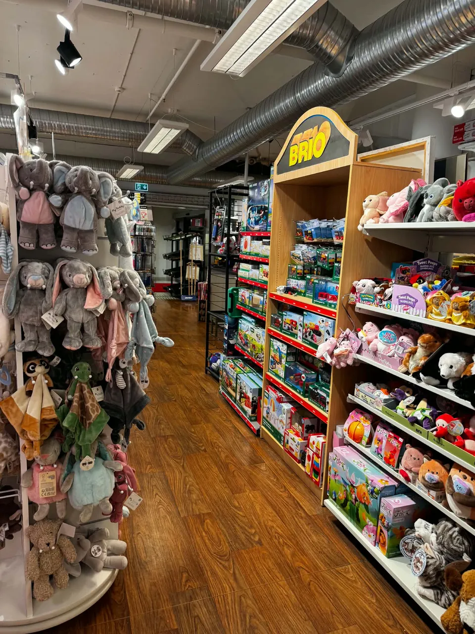 BRIO-stand og hyller med leker og kosedyr