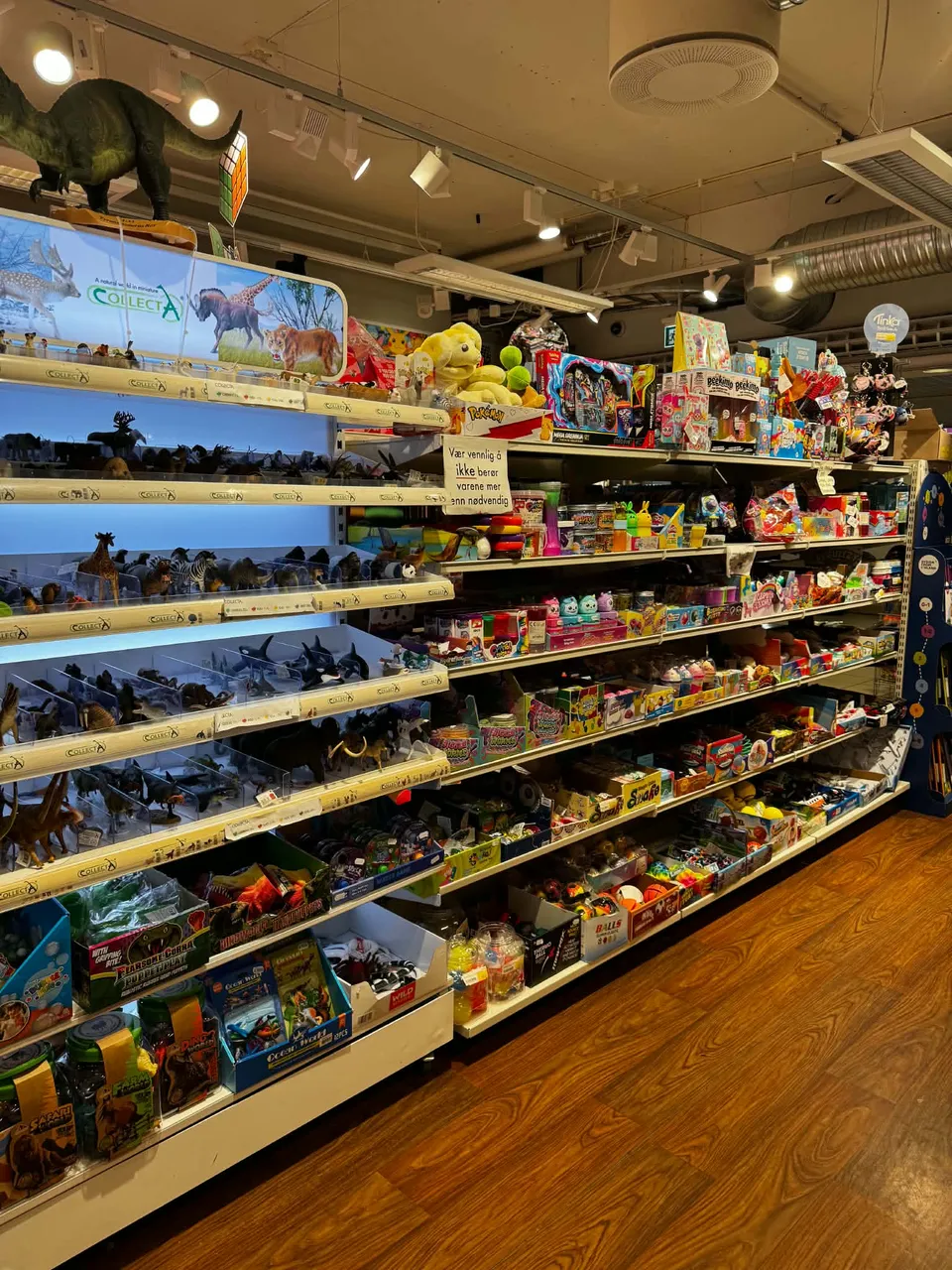 Hyller med dyrefigurer fra Collecta og leker med Pokémon