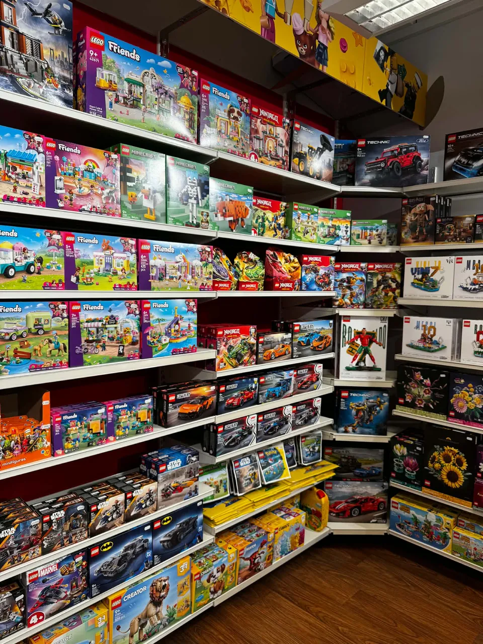 Hyller fulle av LEGO-esker